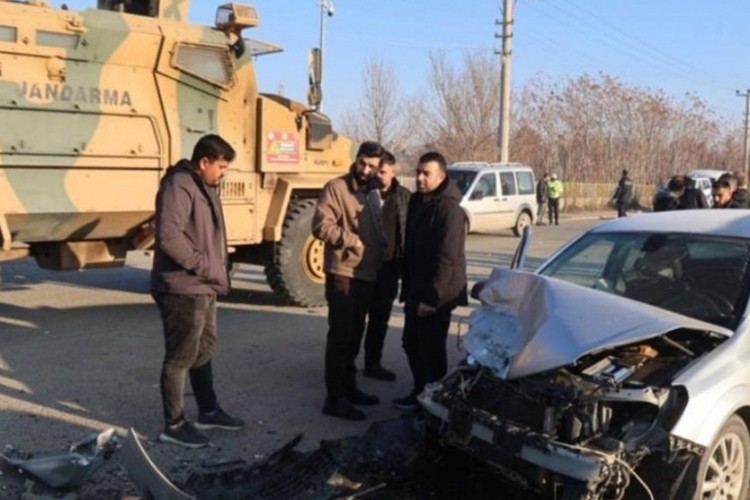 Otomobil ve kamyon kafa kafaya girdi!