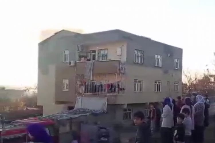 Diyarbakır'da 3 katlı evin son katında yangın