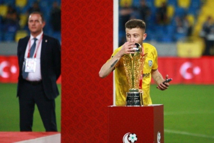 İki grup arasında &ccedil;ıkan tartışmada silahlar konuştu! Yaralılar arasında futbolcu da var...