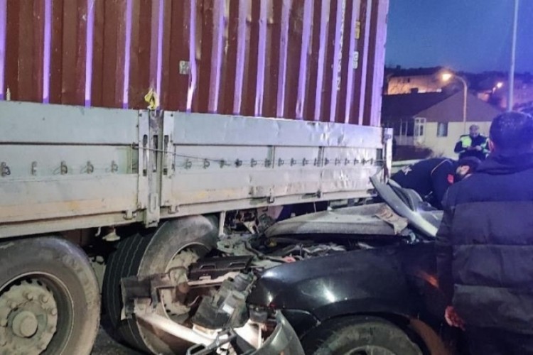 Otomobil, park halindeki tıra arkadan &ccedil;arptı: &Ouml;l&uuml; ve yaralı var...