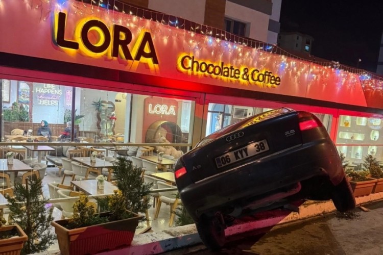 Kontrolden &ccedil;ıkan otomobil kafeteryaya girdi: Saniyelerle kurtuldular