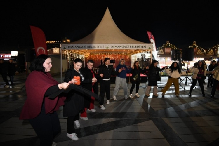 Yeni yılın heyecanı Bursa Osmangazi Meydanı'na taştı