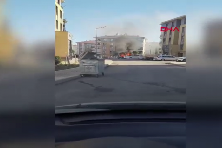 Elazığ'da park halindeki otomobil yandı