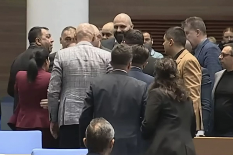 Komşu &uuml;lkenin meclisinde boks ringlerini aratmayan kavga! O anlar kamerada...
