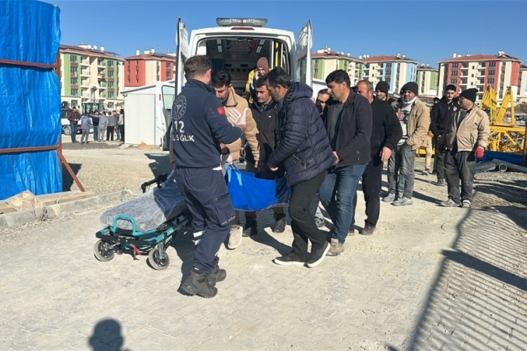 Şantiyede kule vin&ccedil; kazası; 1 iş&ccedil;i yaralandı