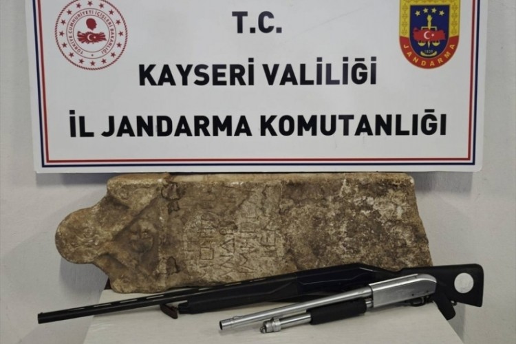 Kayseri'de Roma d&ouml;nemine ait mezar steli ele ge&ccedil;irildi