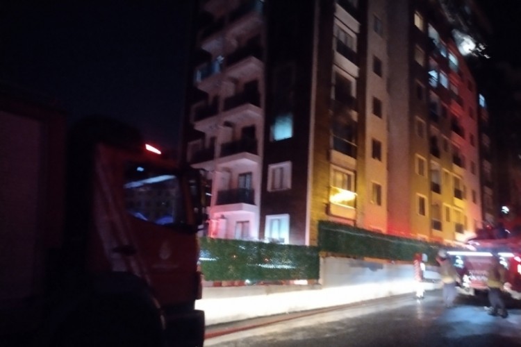 Bir binanın 3'&uuml;nc&uuml; katı alevlere teslim oldu