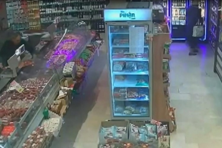 Marketten i&ccedil;ki &ccedil;alan 3 kişiyi kameralar kaydetti