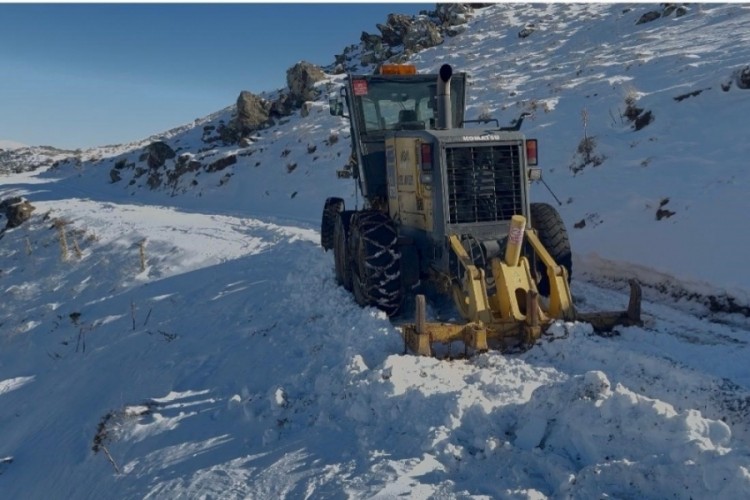 Greyder u&ccedil;urumun kenarında g&uuml;&ccedil;l&uuml;kle durabildi