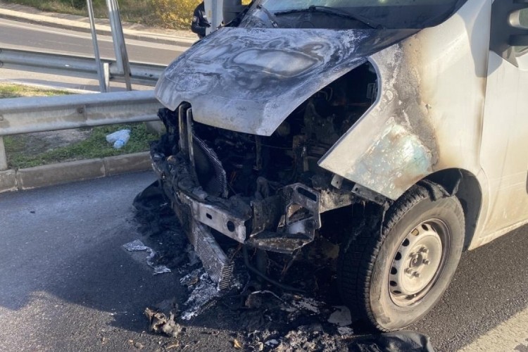 Bursa'da y&uuml;k taşıyan minib&uuml;s alevlere teslim oldu!