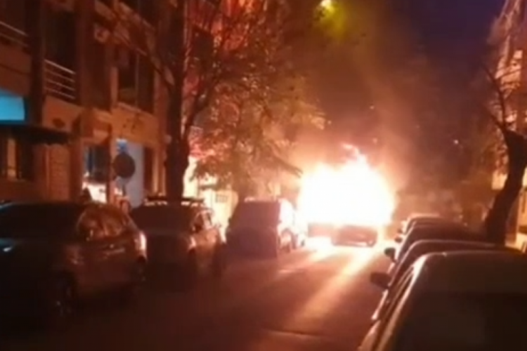 Korkutan yangın! Minib&uuml;s k&uuml;l oldu, 3 ara&ccedil; hasar g&ouml;rd&uuml;