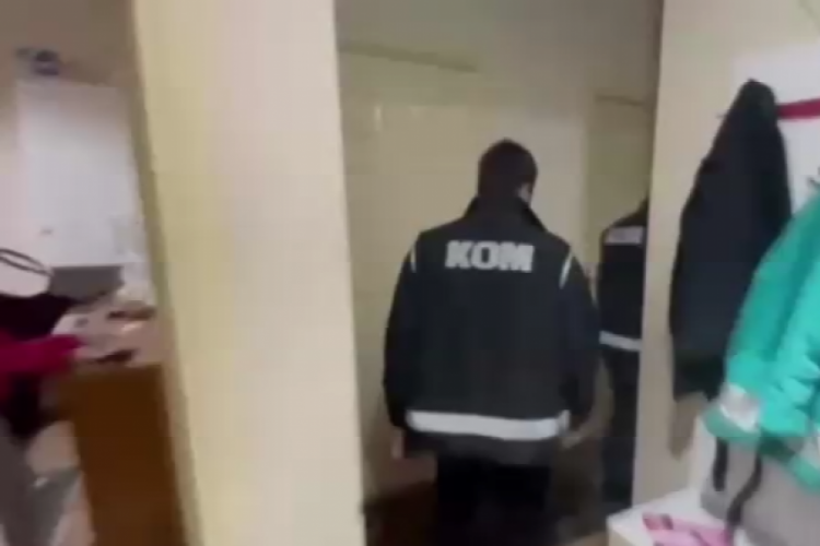 Firari h&uuml;k&uuml;ml&uuml;, saklandığı elbise dolabında yakalandı
