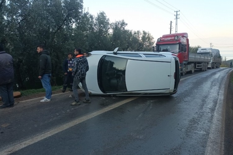 Bursa'da kontrolden &ccedil;ıkan otomobil yol ortasına devrildi!