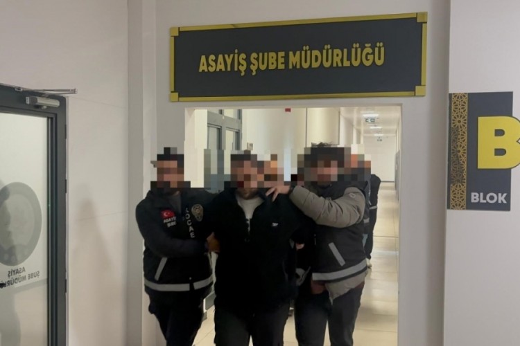 Futbolcunun aralarında bulunduğu 3 kişiyi silahla yaralayan 2 ş&uuml;pheli tutuklandı