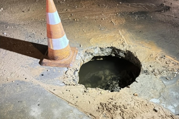 Bodrum'da ana su isale hattı patladı, asfalt &ccedil;&ouml;kt&uuml;