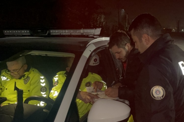 Alkolden 2 kez ehliyetini kaptıran s&uuml;r&uuml;c&uuml; kazada 3'&uuml;nc&uuml; kez yakalandı