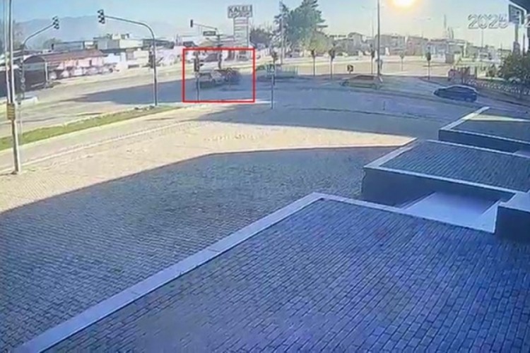 Bursa'da kavşakta feci çarpışma kamerada!