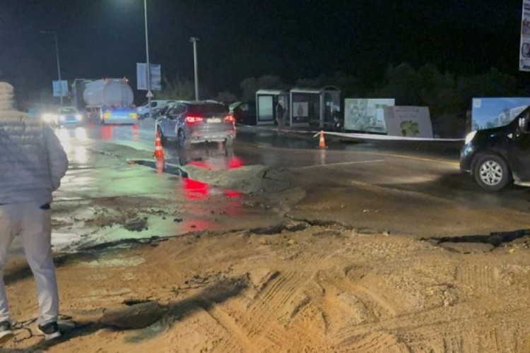 Bodrum'da ana su hattı patladı, yol çöktü