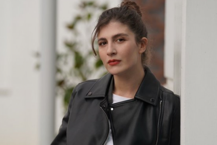 Taşacak Bu Deniz'e savcı Feride geldi! Naz &Ccedil;ağla Irmak ka&ccedil; yaşında? Annesi de &ccedil;ok &uuml;nl&uuml;