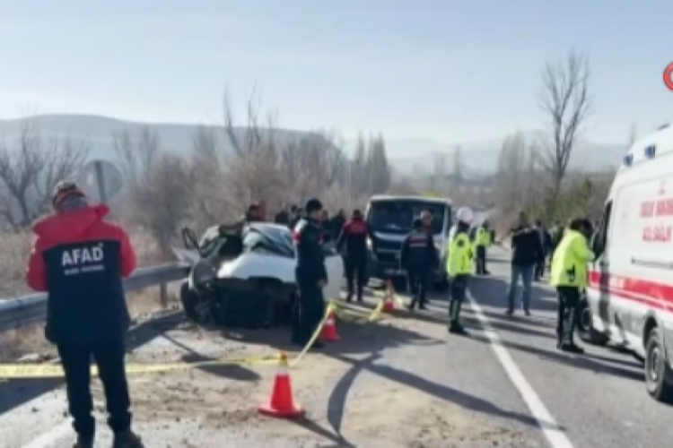 Otomobil ile midib&uuml;s &ccedil;arpıştı: 10 yaralı