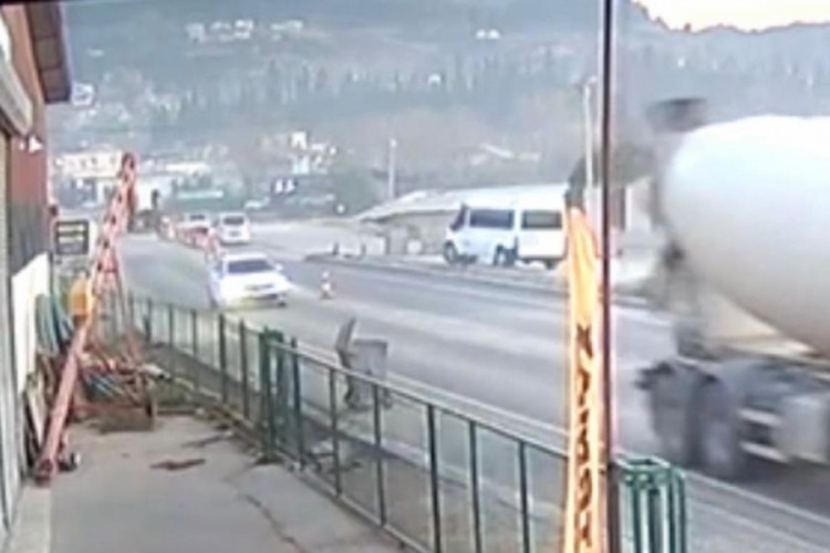 Minib&uuml;s ve motosiklet kafa kafaya &ccedil;arpıştı: Korkun&ccedil; anlar kamerada...