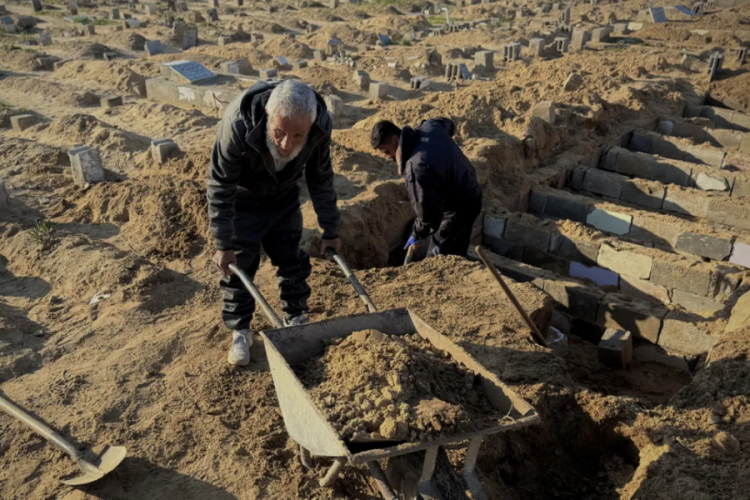 &Ouml;l&uuml;m yorgunu! 2 yılda tek başına 18 bin kişiyi defnetti