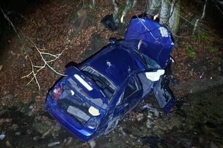 Bursa'da u&ccedil;urumdan yuvarlanan otomobilden 3 kişi sağ &ccedil;ıktı