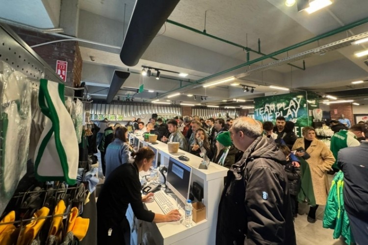 Bursaspor sevgisi mağazaya sığmadı! Uzun kuyruklar oluştu...