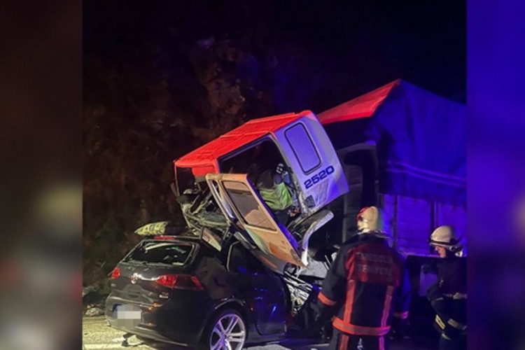 Giresun'da tır ile otomobil &ccedil;arpıştı: 3 &ouml;l&uuml;