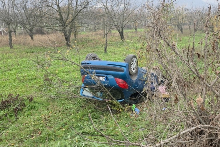 Bursa'da yağışlı hava kazayı getirdi! Kontrolden çıkan araç tarlaya uçtu...