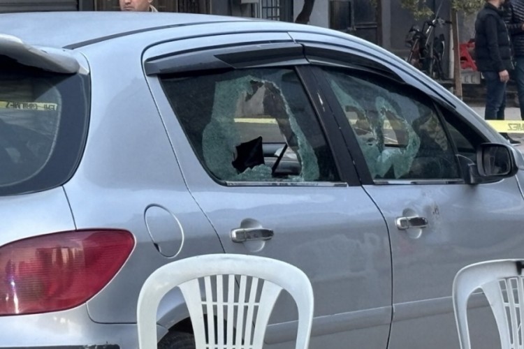 D&uuml;ğ&uuml;nde husumetliler arasında silahlı &ccedil;atışma &ccedil;ıktı! &Ouml;l&uuml; ve yaralı var...
