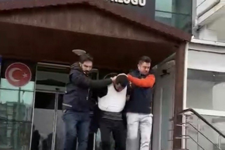 Eşini sokak ortasında &ouml;ld&uuml;ren şahıs tutuklandı!