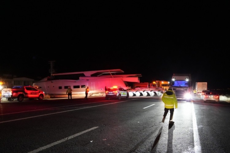 Trafiği kilitleyen kaza! Karşılarında g&ouml;r&uuml;nce şaşırdılar...