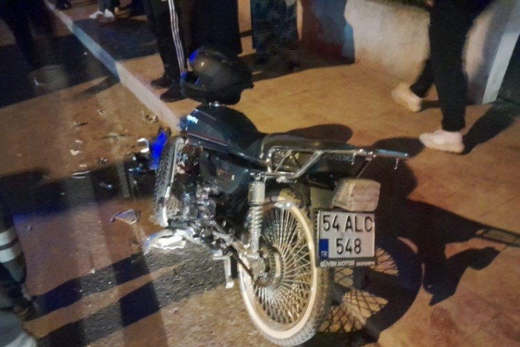 Sakarya'da panelvanla &ccedil;arpışan motosikletteki gen&ccedil; hayatını kaybetti