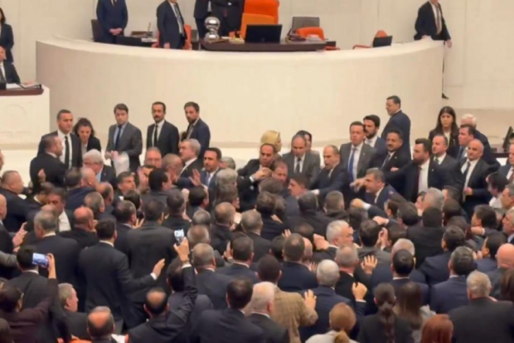 Meclis karıştı! AK Parti ve CHP'li vekiller arasında yumruk yumruğa kavga!