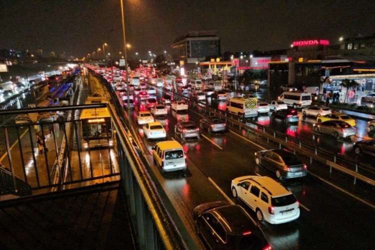 İstanbul'da yağışın da etkisiyle trafik durma noktasına geldi