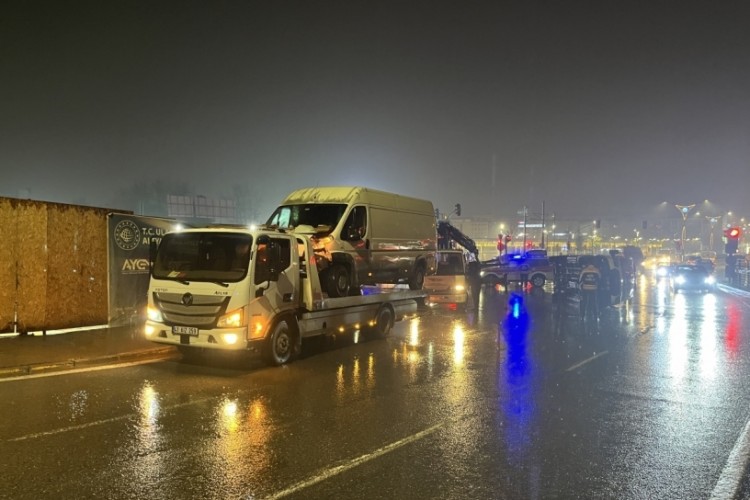 Bursa plakalı ara&ccedil; ambulansla &ccedil;arpıştı: &Ccedil;ok sayıda yaralı