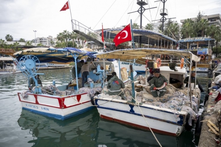 K&uuml;&ccedil;&uuml;k &ouml;l&ccedil;ekli balık&ccedil;ılara malzeme desteği