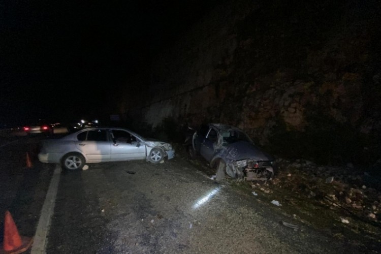 Antalya'da aynı y&ouml;nde giden iki otomobil &ccedil;arpıştı: 4 yaralı