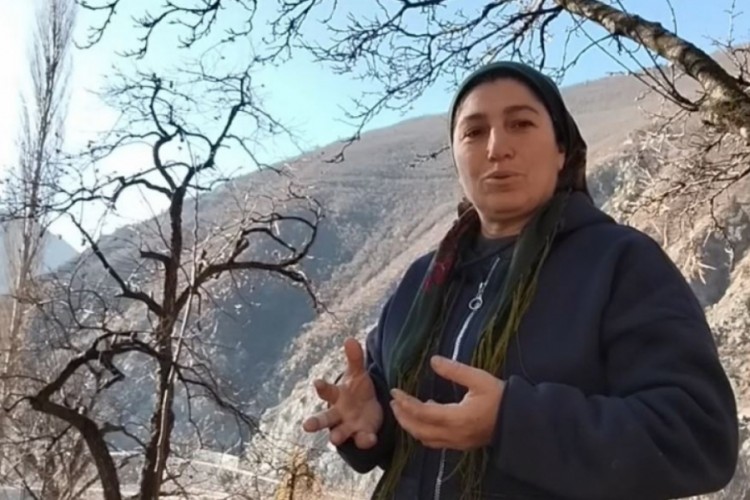 Bah&ccedil;esine giren fareyle konuştu, sosyal medyada g&uuml;ndem oldu