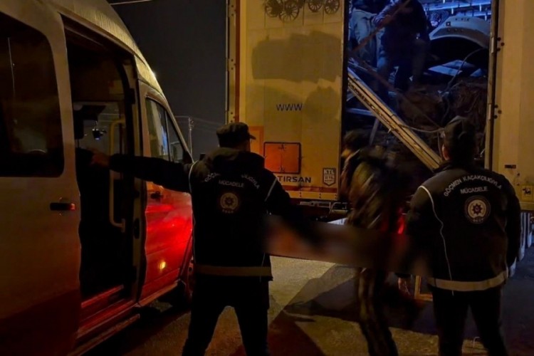 Ağrı'da tır dorsesinde 14 d&uuml;zensiz g&ouml;&ccedil;men yakalandı
