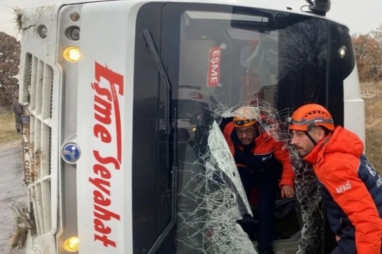Yolcu taşıyan midib&uuml;s yan yattı: 5 yaralı