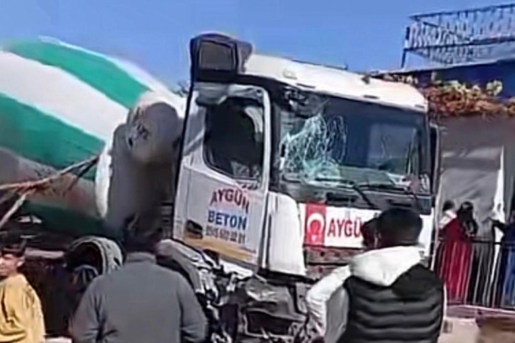 Evin bah&ccedil;esine giren beton mikserinin altında kaldı