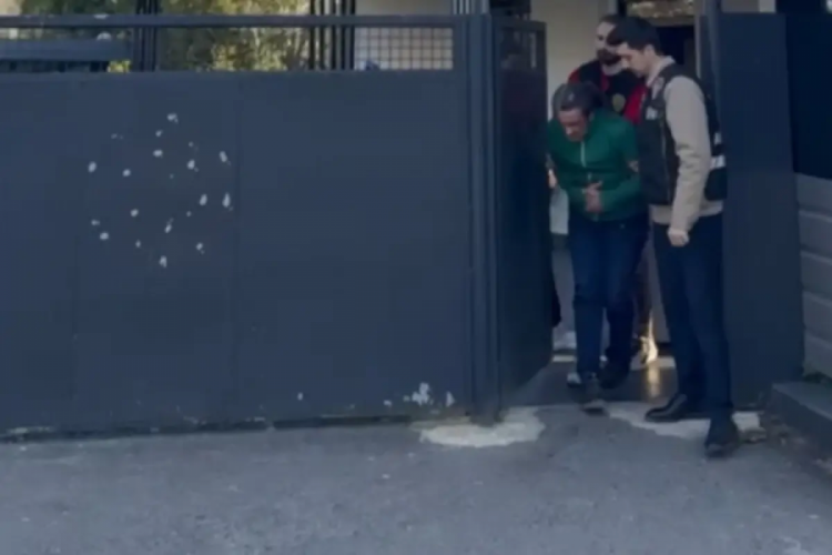 Mide ağrısıyla hastaneye gitti, tomografiyi g&ouml;ren doktor hemen polisi aradı!