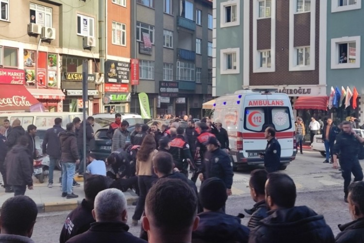 Trabzon'da bı&ccedil;aklı kavga; 1'i ağır 8 yaralı