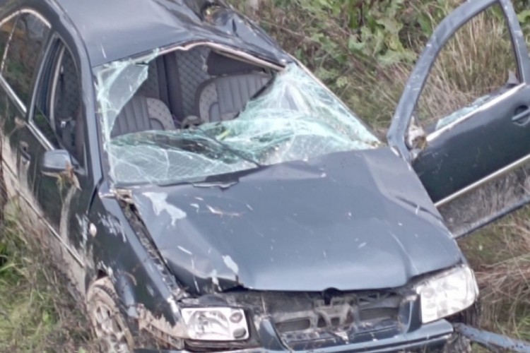 Bursa'da otomobil yol kenarına u&ccedil;tu!