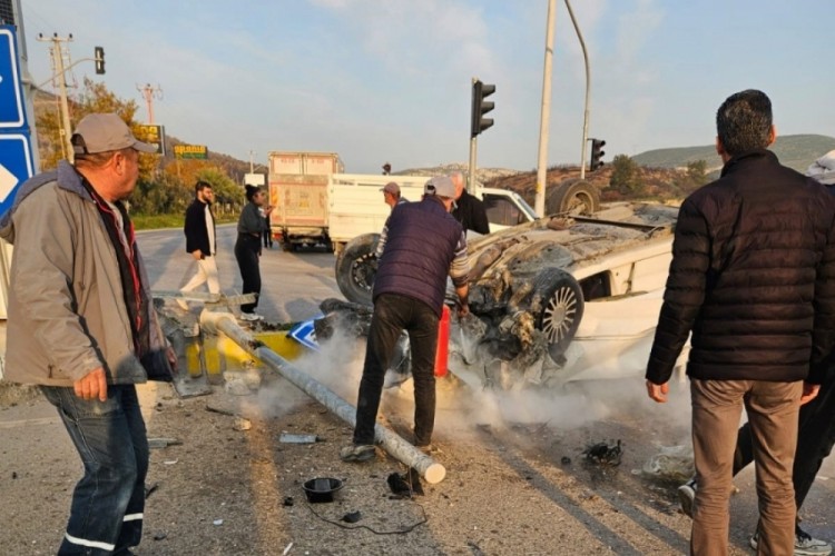 Takla atarak hurdaya d&ouml;nen ara&ccedil;ta gelin ve kaynana yaralandı
