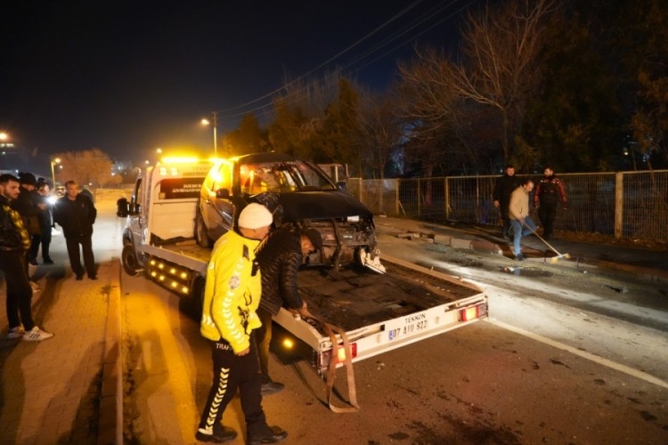 Niğde'de iş&ccedil;i servisi ile otomobil &ccedil;arpıştı: 11 yaralı