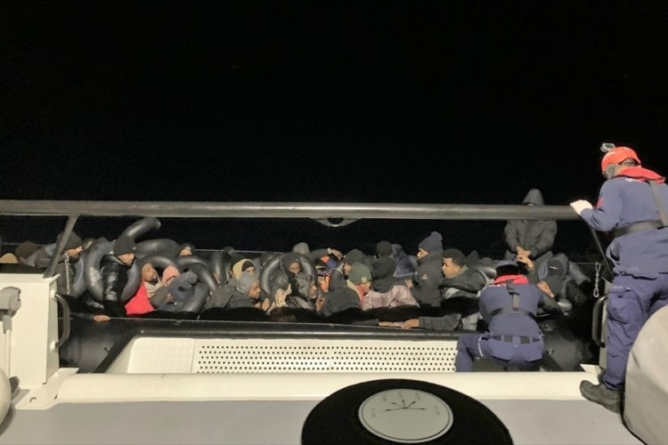 İzmir a&ccedil;ıklarında 44 d&uuml;zensiz g&ouml;&ccedil;men yakalandı, 18 d&uuml;zensiz g&ouml;&ccedil;men kurtarıldı