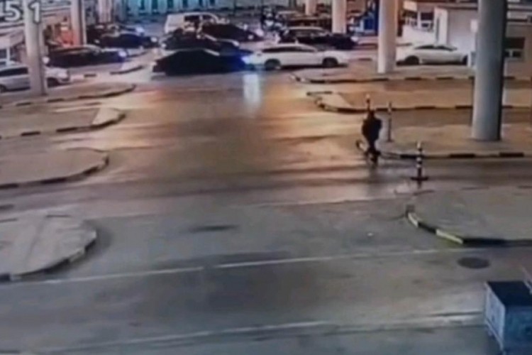 G&uuml;mr&uuml;k memuru &ouml;l&uuml;mden d&ouml;nd&uuml;! İki aracın arasında...